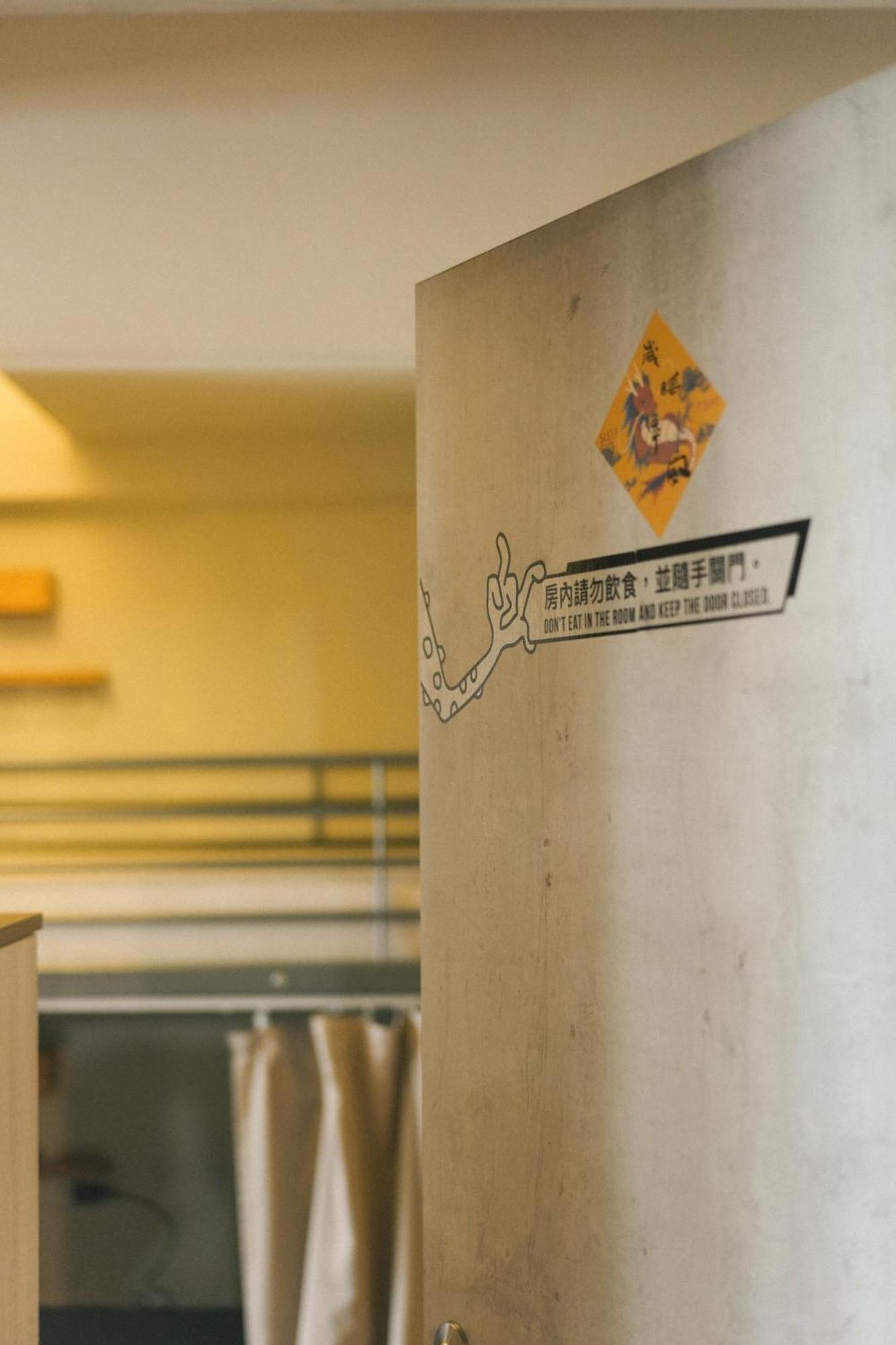 Loft18 Hostel Тайнан Екстериор снимка