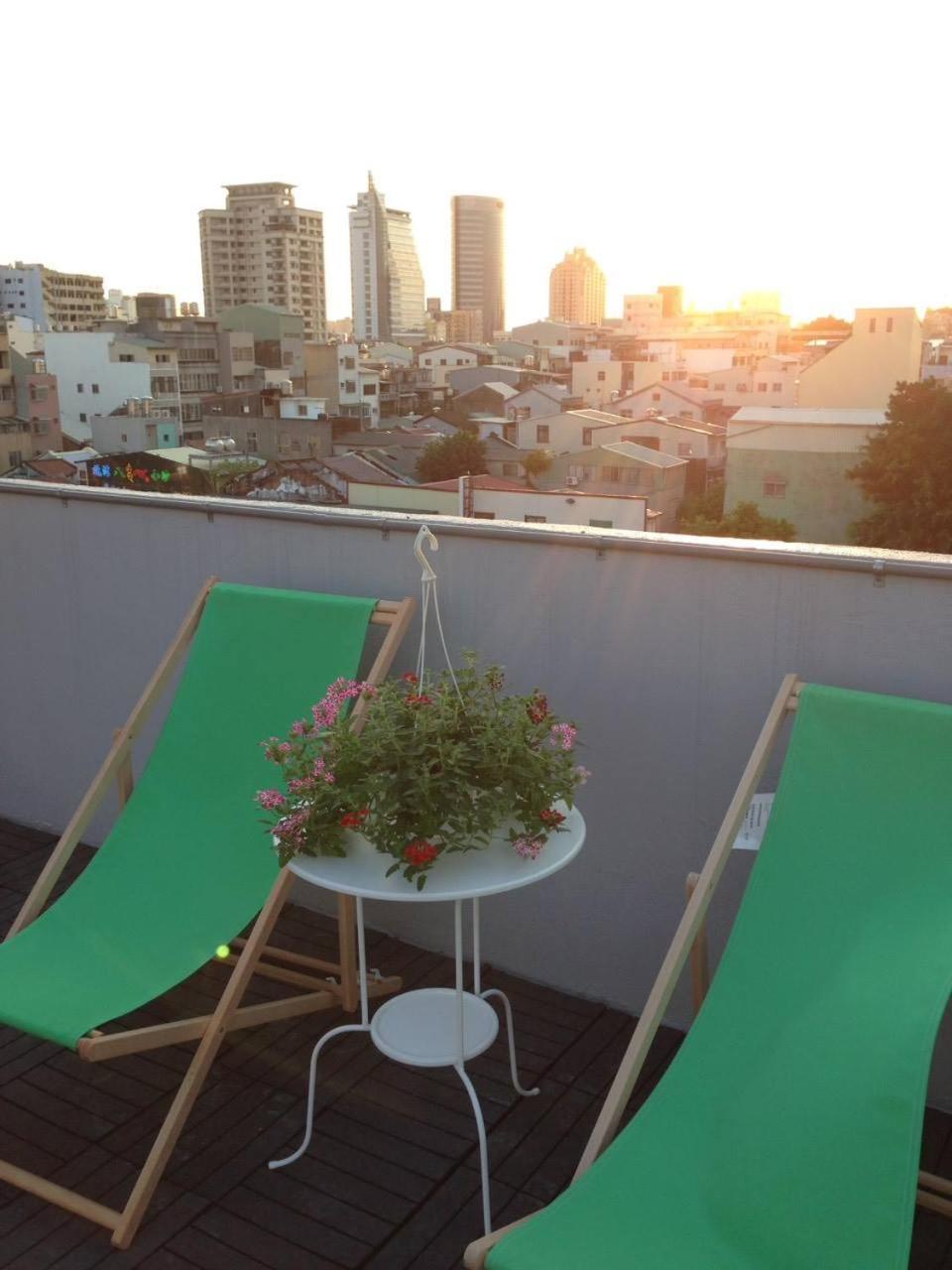 Loft18 Hostel Тайнан Екстериор снимка